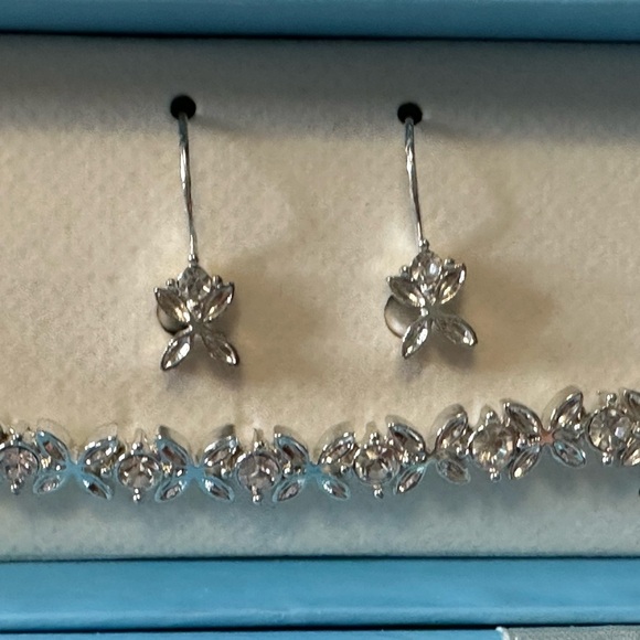 Brand New Brand new from 2005 Avon 2005 Floral Link Tennis Bracelet and Earrings - Picture 2 of 4